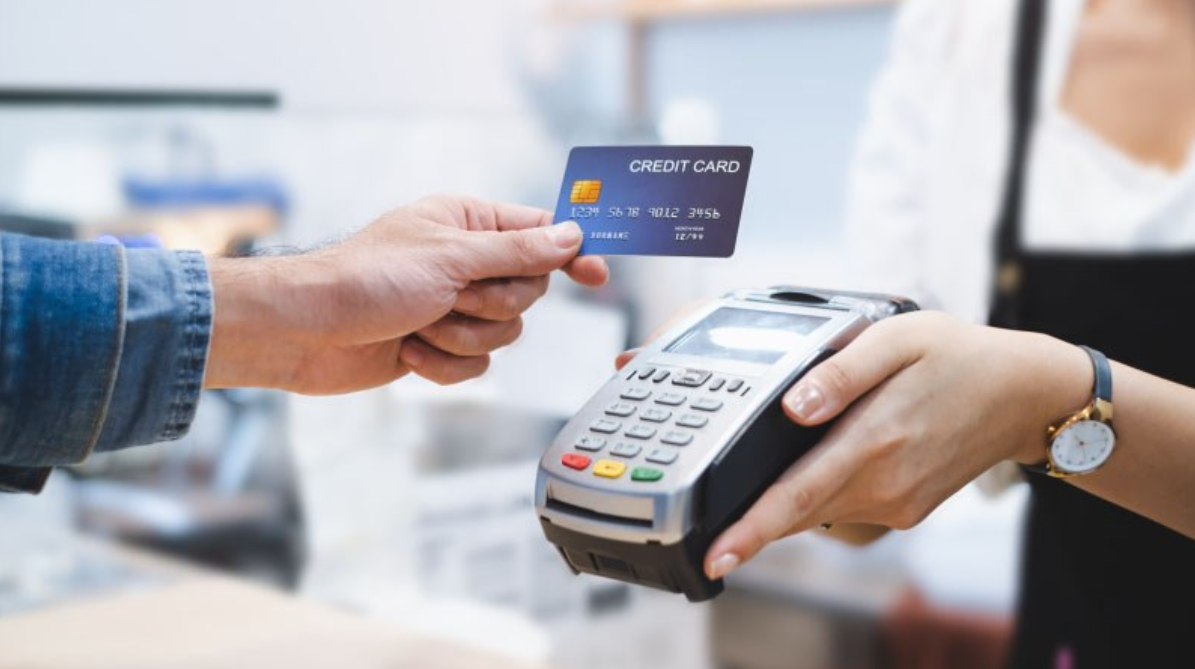 Vay tiền qua thẻ tín dụng có được không? Cần lưu ý gì khi vay?